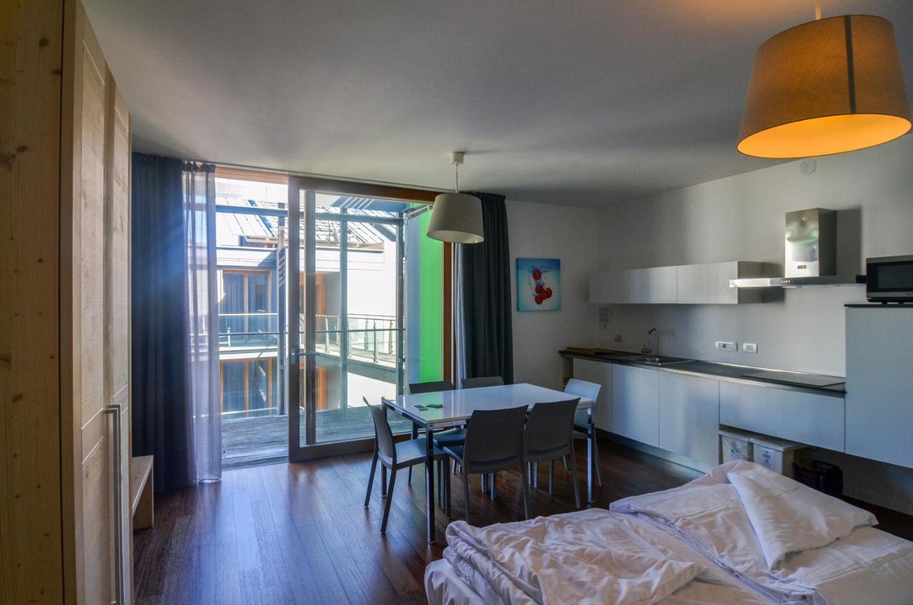 Komodo Short Stay Apartments Trento Esterno foto