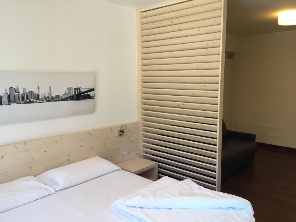Komodo Short Stay Apartments Trento Esterno foto